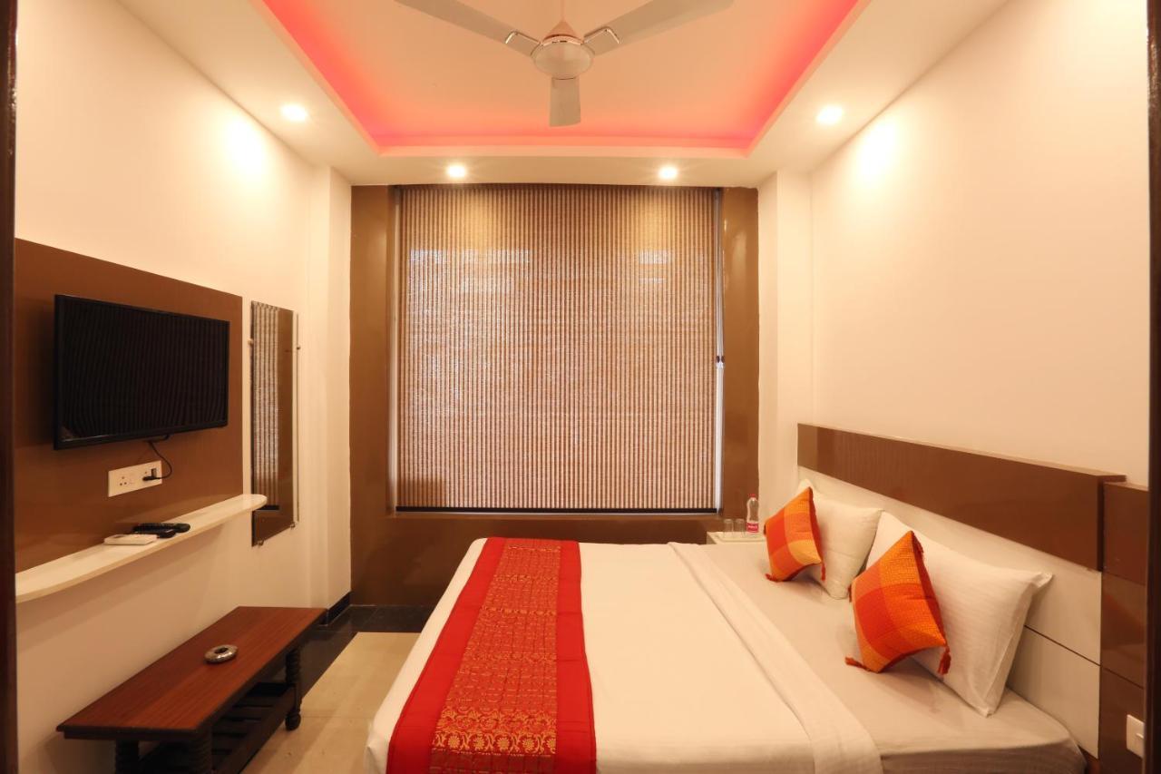 Hotel Sky Wood At Airport Yeni Delhi Dış mekan fotoğraf