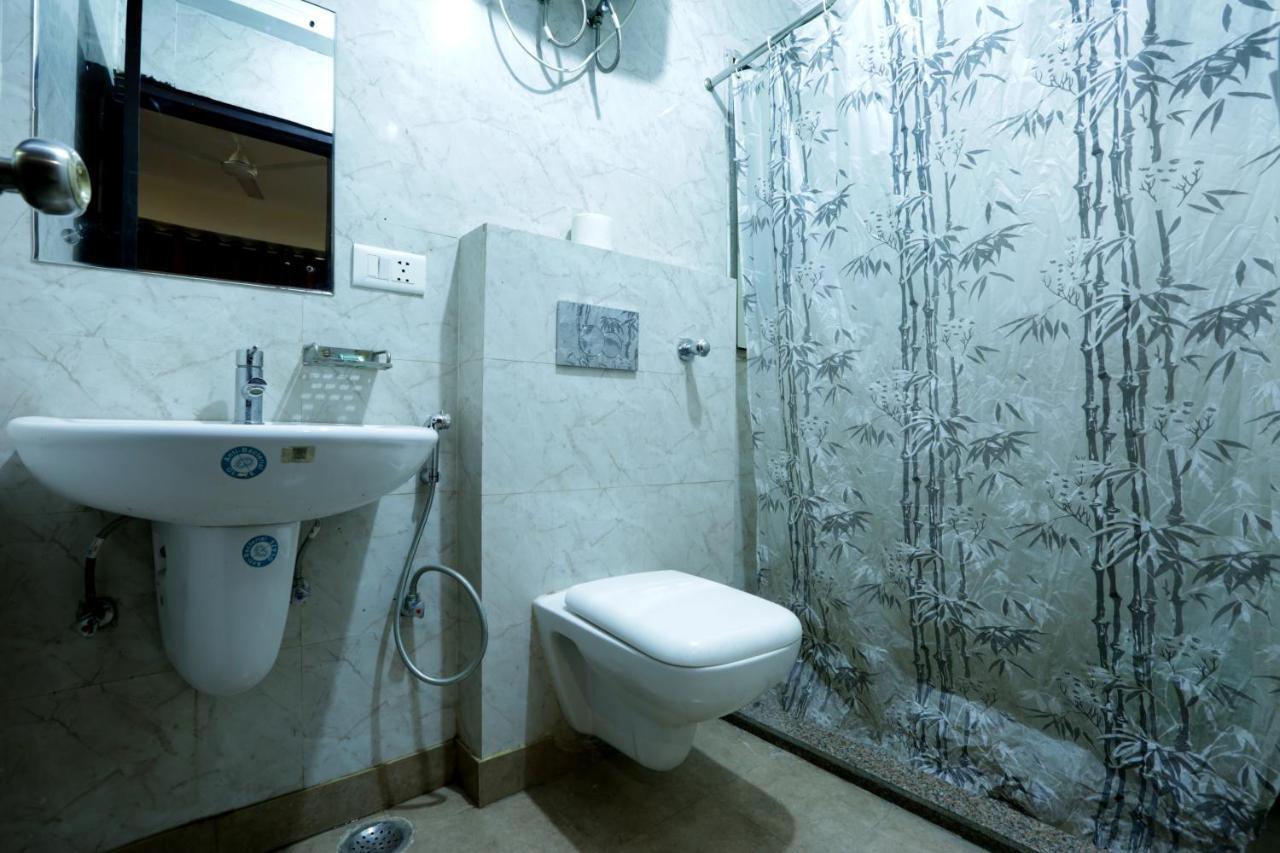Hotel Sky Wood At Airport Yeni Delhi Dış mekan fotoğraf