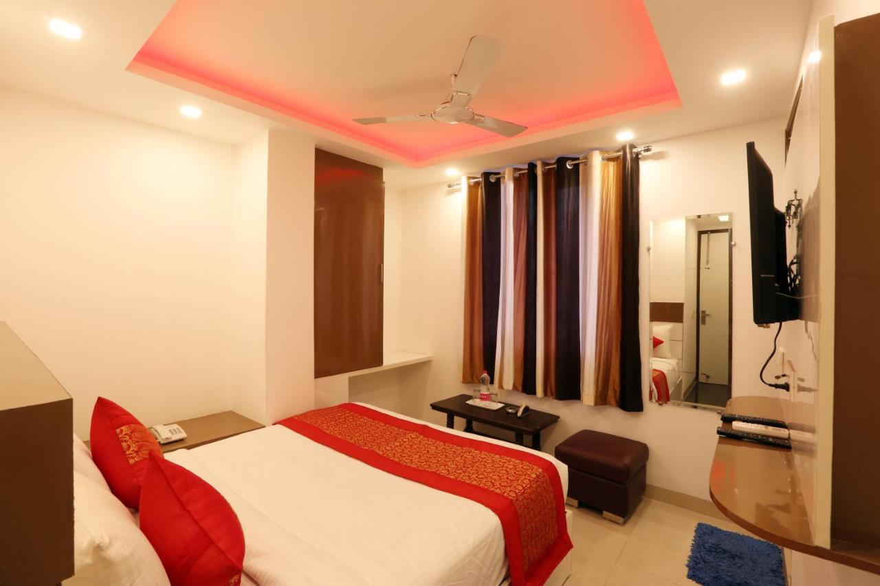 Hotel Sky Wood At Airport Yeni Delhi Dış mekan fotoğraf