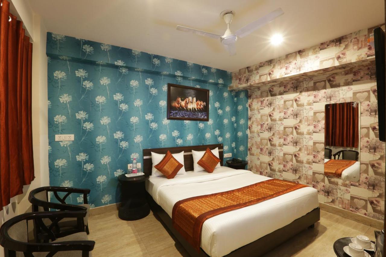 Hotel Sky Wood At Airport Yeni Delhi Dış mekan fotoğraf