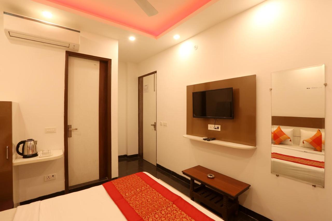 Hotel Sky Wood At Airport Yeni Delhi Dış mekan fotoğraf
