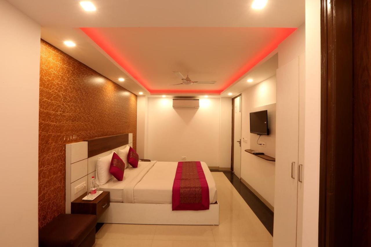 Hotel Sky Wood At Airport Yeni Delhi Dış mekan fotoğraf