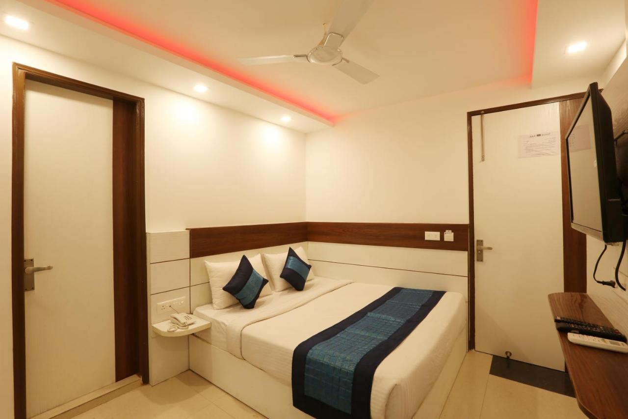 Hotel Sky Wood At Airport Yeni Delhi Dış mekan fotoğraf